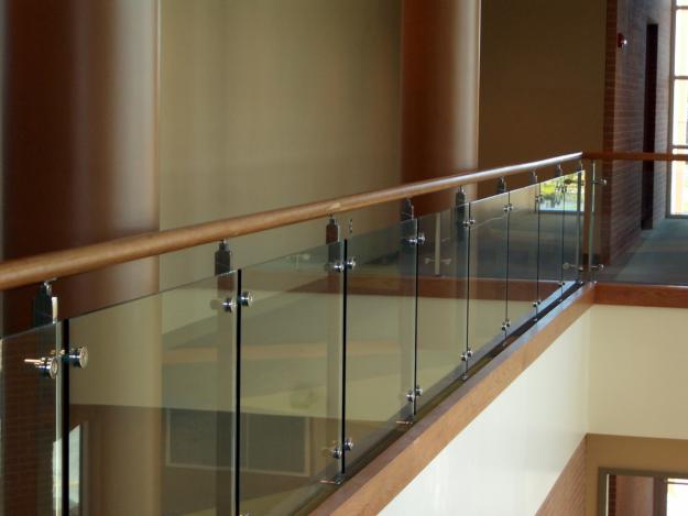 Dán kính cầu thang