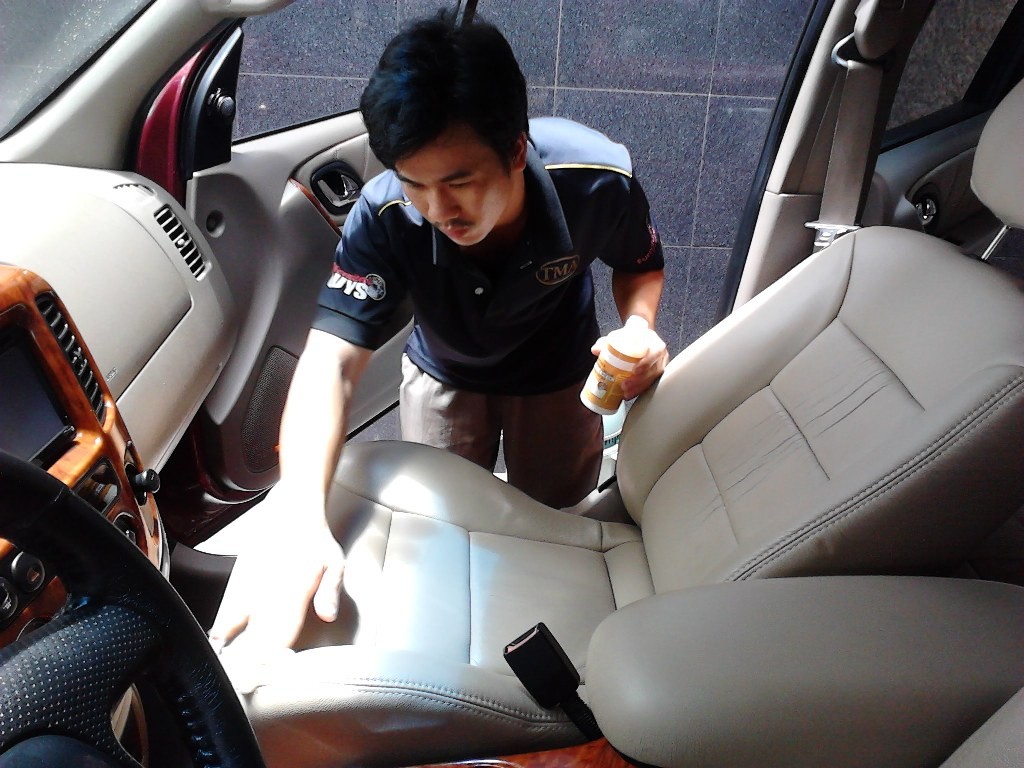 Vệ sinh nội thất da xe hơi